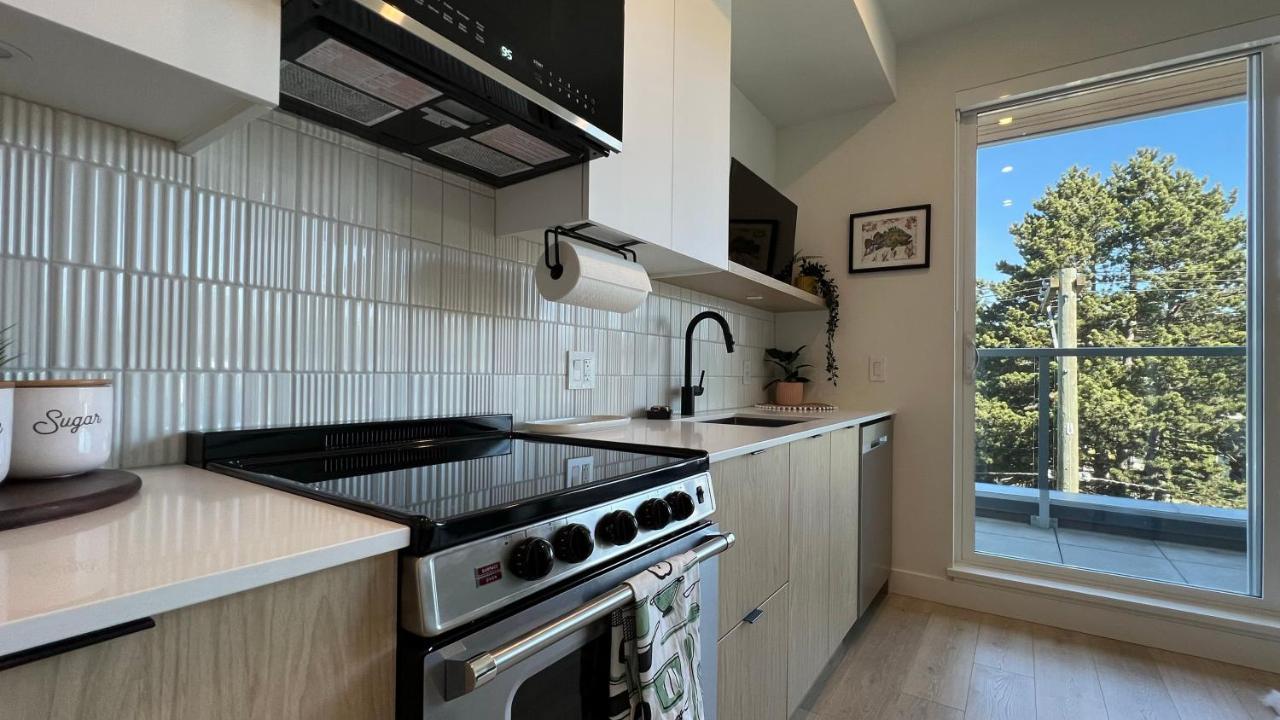 Hillside Oasis By Iris Properties! Victoria Eksteriør billede